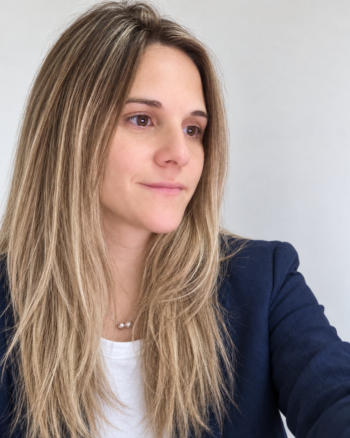 Retrato de Tatiana Marengo Zazú con blazer azul y remera blanca, mirando hacia un costado.